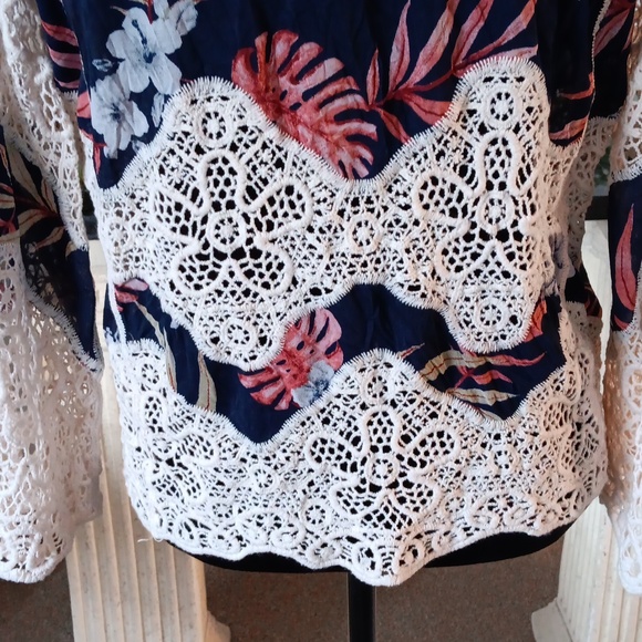 A Very Cute Floral Lacey Cardigan Size Sm - Picture 7 of 13